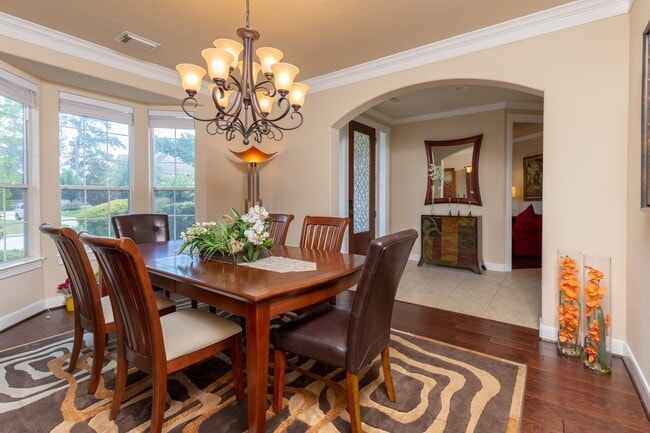 162 W Hullwood Ct