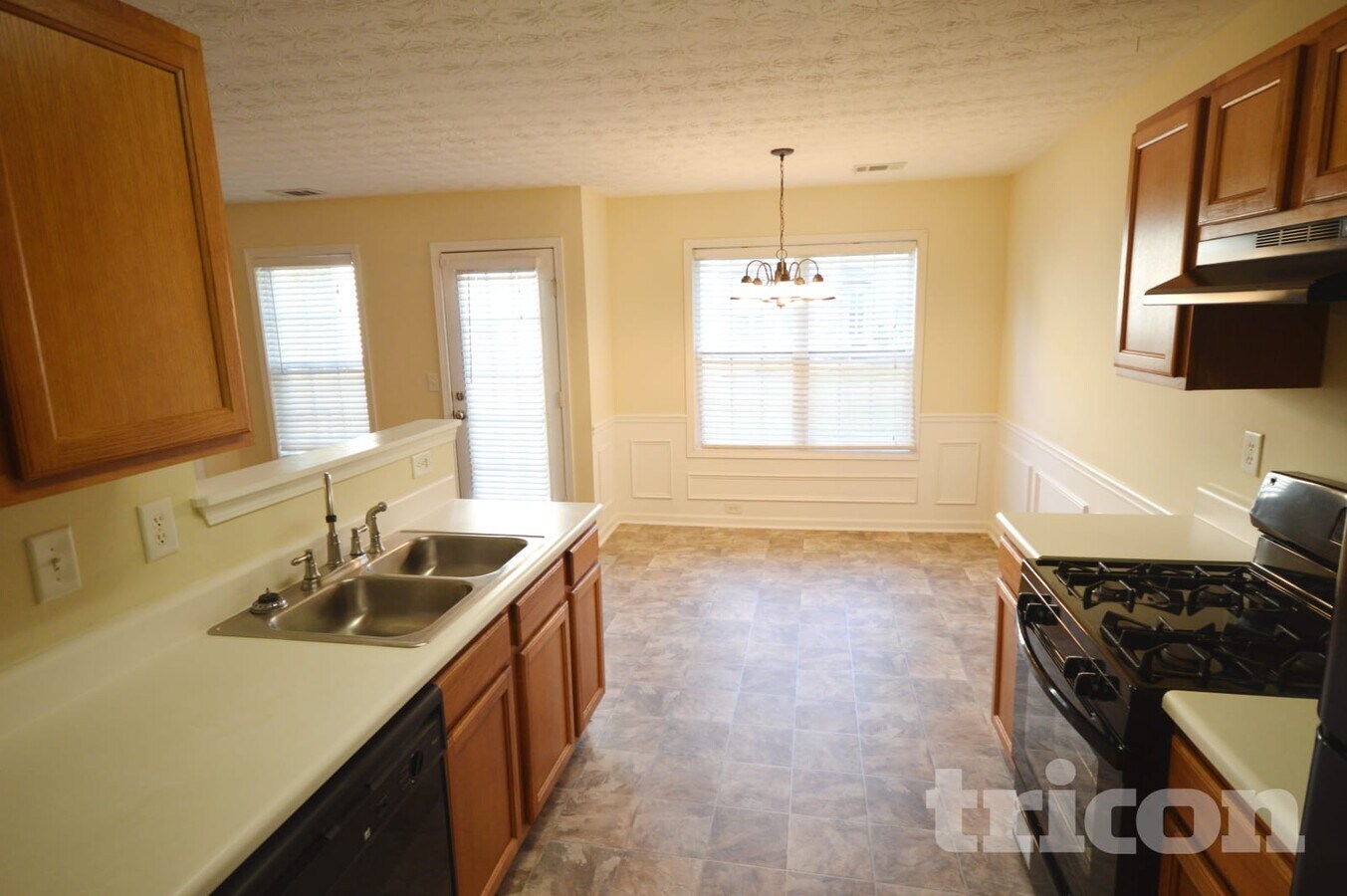 Photo - 4682 St James Way