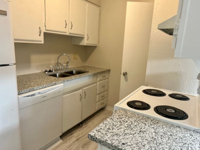 Photo - Gorgeous Upstairs 2 Bed 2 Bath In The Heart Of Norman!