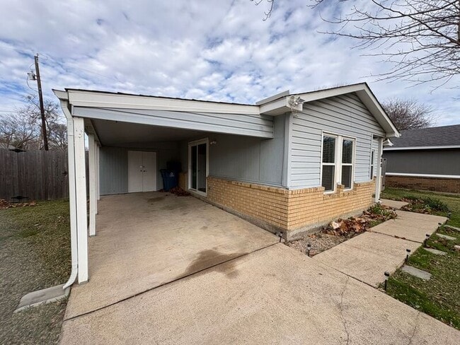 Building Photo - 400 Lakeside Dr