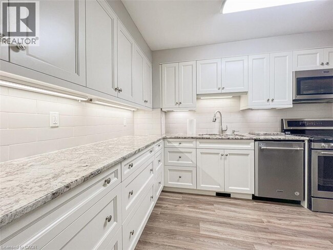 Photo - 711 Osgoode Dr Unité 4