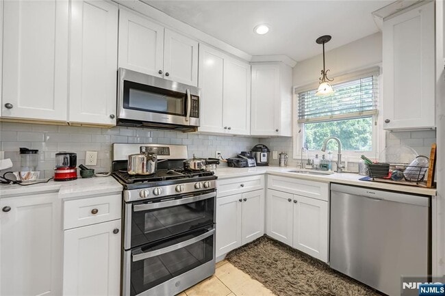 Photo - 122 Village Cir W