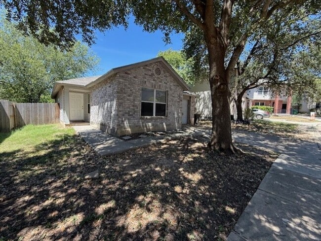 Building Photo - Nice One Story 3 Bedroom 2 Bath Home Backi...