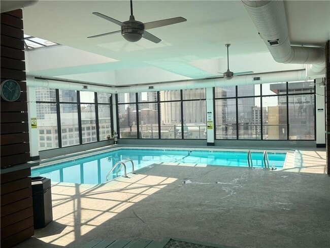 Building Photo - 700 E 8th St