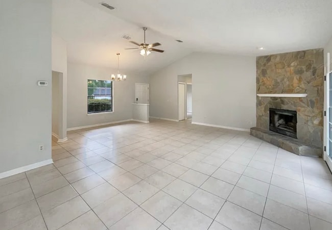 Photo - 2060 Tickford St