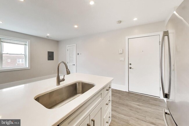 Building Photo - 924-919 19th St NE Unit 3