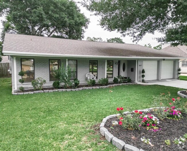 Building Photo - 307 Shirleen Dr Rental