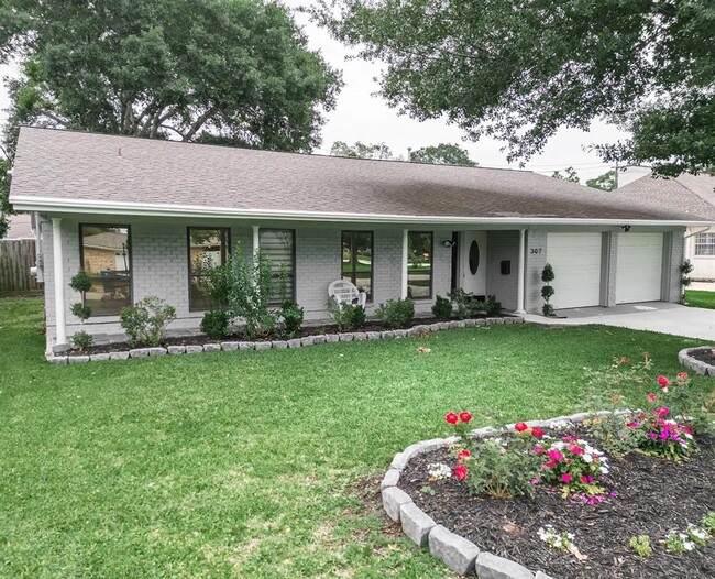 Building Photo - 307 Shirleen Dr Rental