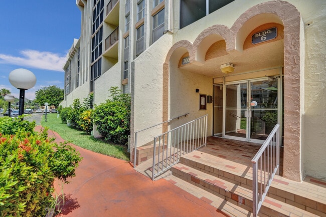 Photo - 2000 Atlantic Shores Blvd Unidad 306