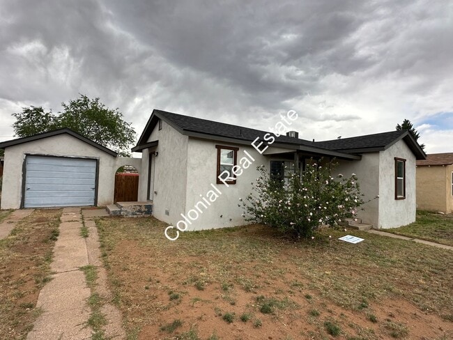Building Photo - Updated and spacious 2 bedroom/1 bathroom house with detached 1 car garage. Granite countertops, ...