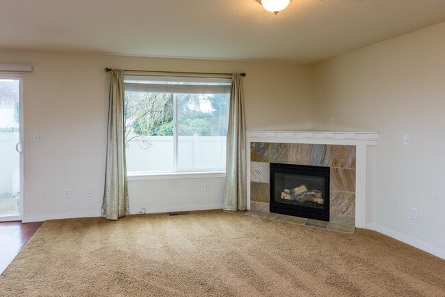 Photo - 3 bedroom 2.5 Bath with Fenced Back Yard - Pet Friendly