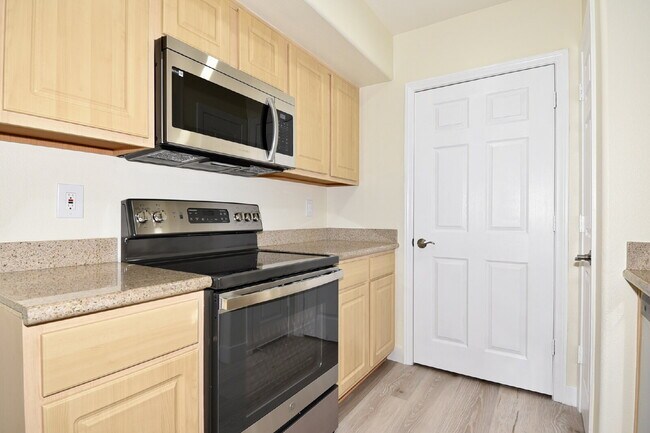 Photo - Charming 2nd Floor Unit In Gated Community! Unidad 2154