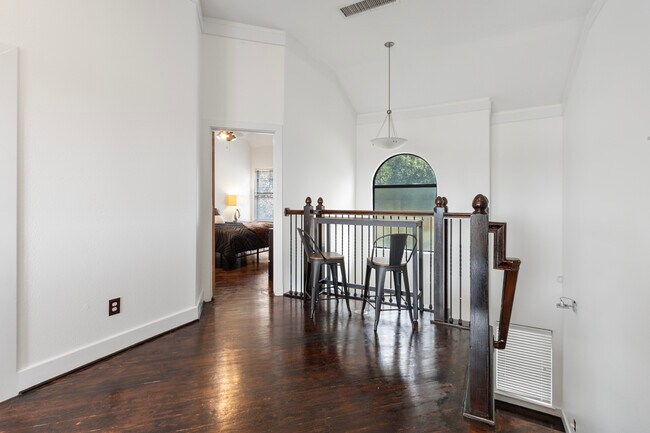 Dedicated workspace - 3412 St Emanuel St