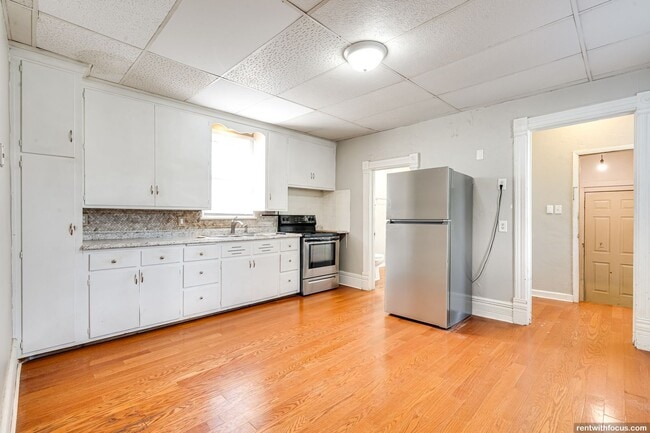 Building Photo - 218 E 8th St Unit 218 E. 8th St.