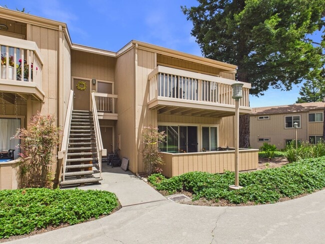 Building Photo - 2 Bedroom Condo at Kimberly Place in Monterey