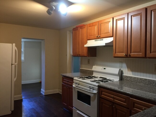 Building Photo - Great Home! New Kitchen with Granite Counters! Large Living Room!