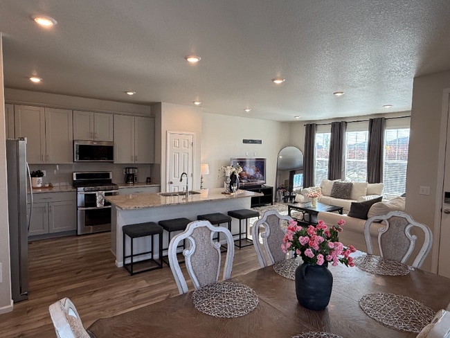 Photo - 900 Tarragon Rd