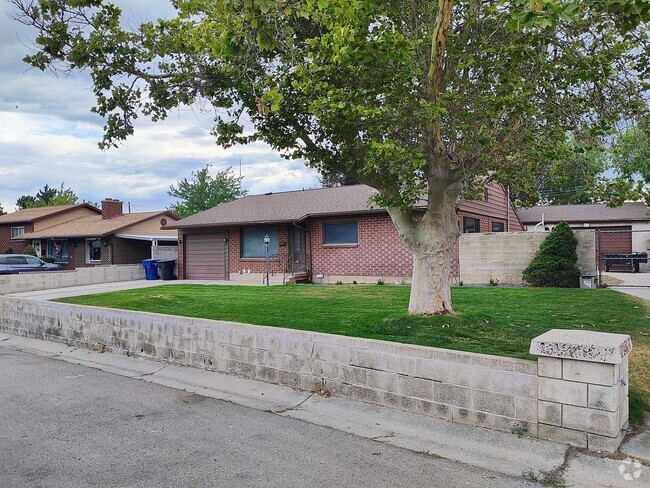Building Photo - 3 Bd 2 Bath Over 2500 sq ft in Sandy Rental
