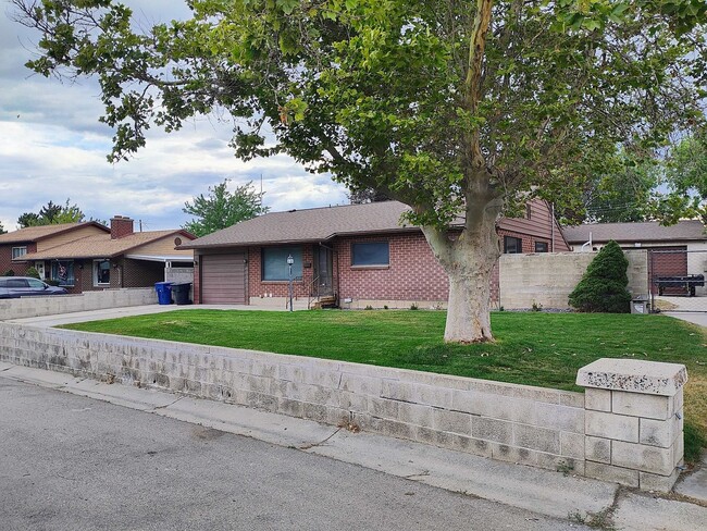 Building Photo - 3 Bd 2 Bath Over 2500 sq ft in Sandy Rental