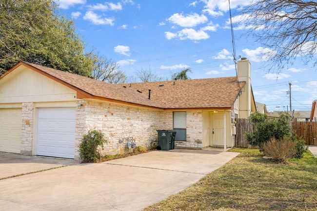 Building Photo - 2/2 with backyard (llarda)