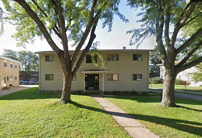 Building Photo - 2105 Lake Point Dr