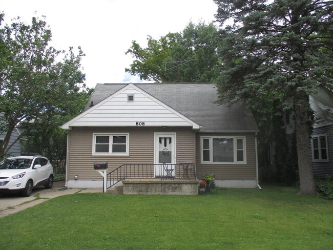 Building Photo - 808 Pauline Blvd