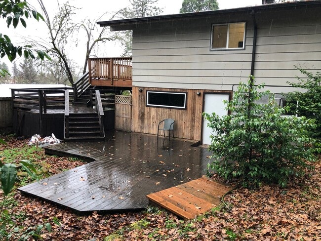 Photo - Updated 3 bedroom 3 bath house in Eugene!