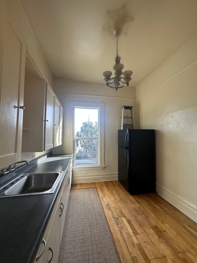 Building Photo - 848 E 15th St Unit B