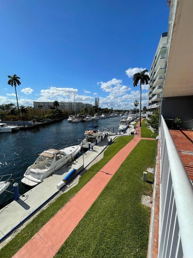 Building Photo - 1800 NW 24th Ave Unit 309