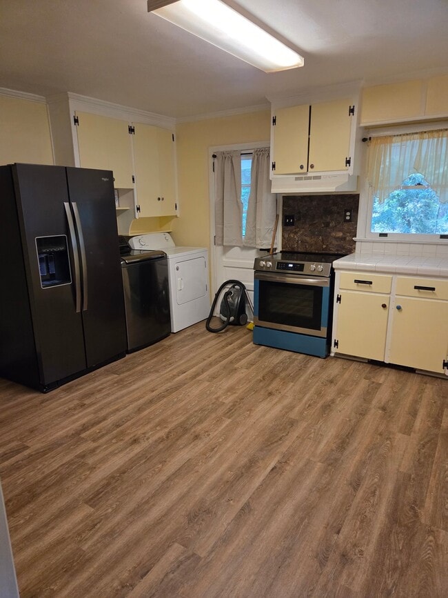 Photo - 402 Pinecrest St