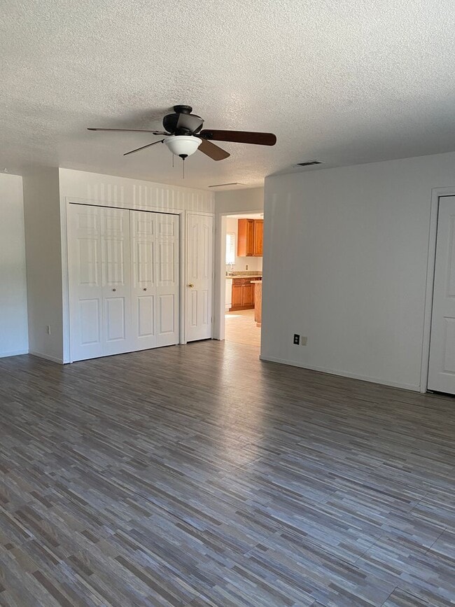 Photo - 1460 Linden Way