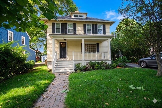 Building Photo - 30 Farmcrest Ave