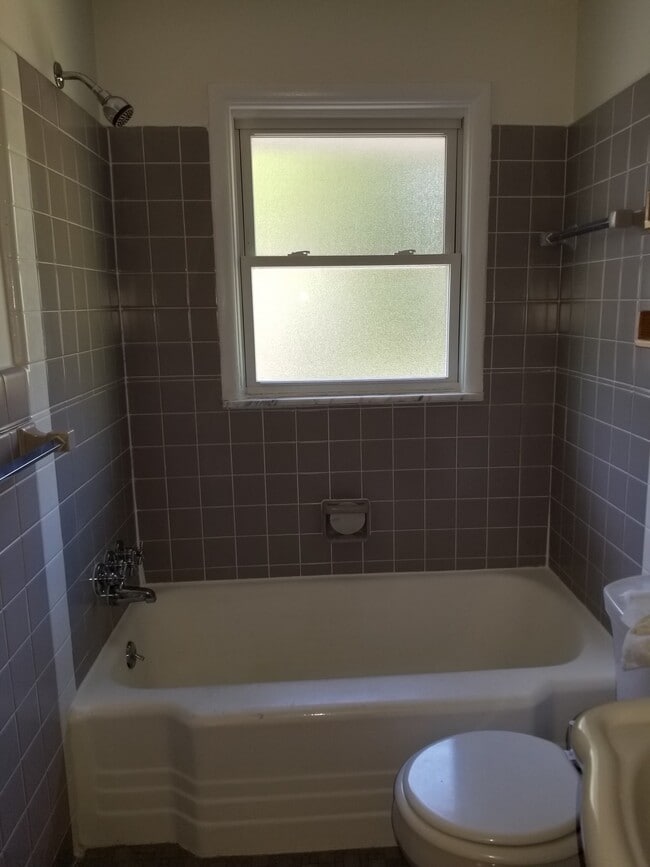 Bathroom - 415 N 7th St Unit 1