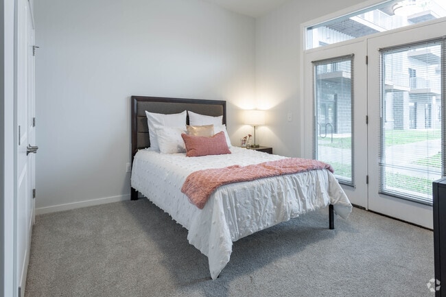 2 BR, 1 BA - The Senator - 863 SF