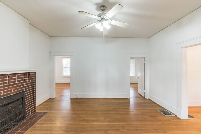 Photo - Beautiful 2 bedroom 1 bathroom for rent!