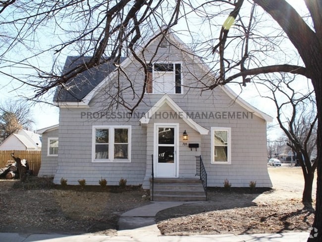 Building Photo - Charming 1.5-Story Home in Winfield – 3 Be...