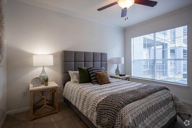 1BR, 1BA - 849SF