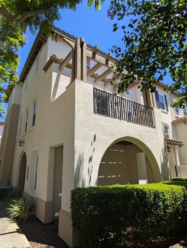 Building Photo - Stunning Modern End Unit Tri Level Condo i...
