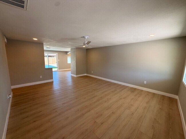 Photo - Stunning 3 bed / 2 bath remodeled Home in Phoenix with No HOA