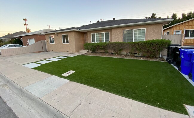 Building Photo - 8BD/4BA on Rockford! Great Yard! Rental