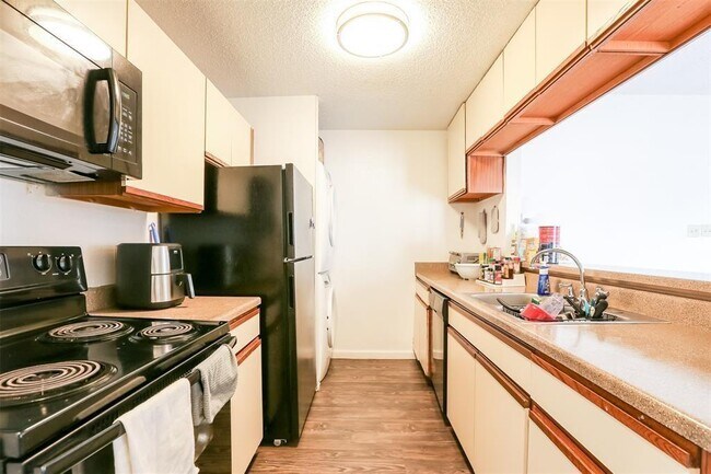 Building Photo - 912 W 22nd St Unit 305