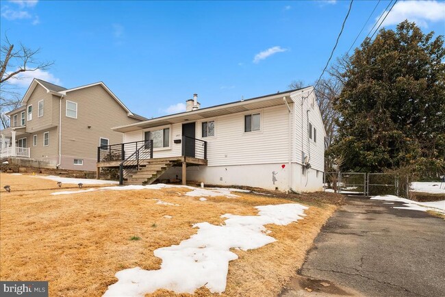 Building Photo - 6451 Maplewood Dr