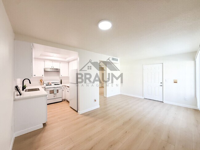 Photo - 5245 Riverton Ave Unidad 102
