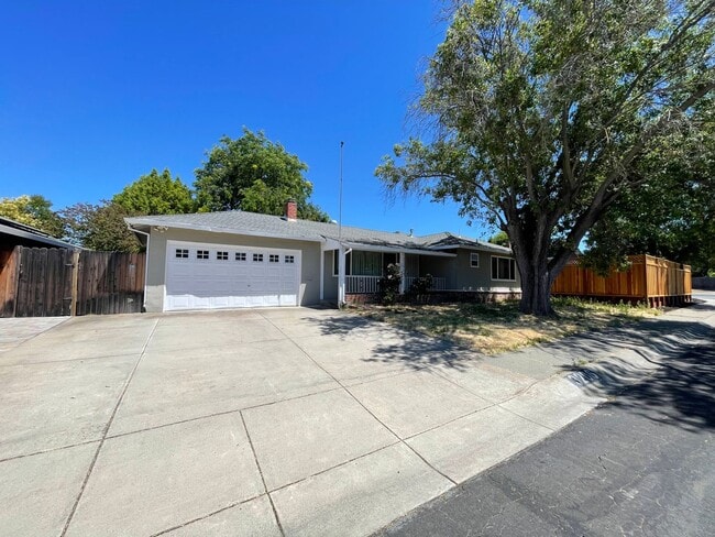 Wonderful and Spacious 4 Bedroom Concord H... - Wonderful and Spacious 4 Bedroom Concord H... House