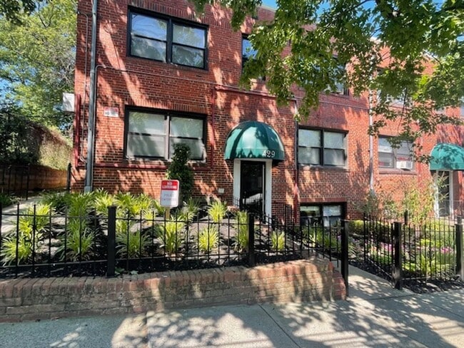 Building Photo - 429 Burbank St SE Unit 4