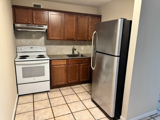 Kitchen - Palm Court Apartments