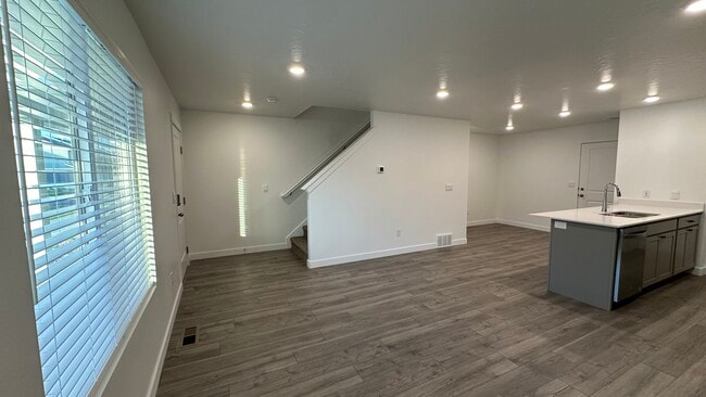 Photo - 912 E Barrelman Ct