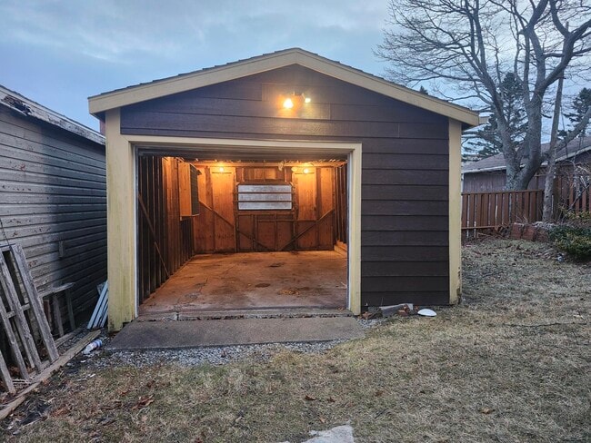 Photo - 254 Britain St Unit Garage