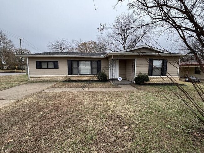 Building Photo - 1501 School Dr