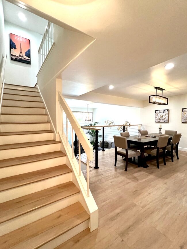 Escaleras al piso superior a los dormitorios. - 6242 Nita Ave